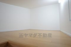 小屋裏収納には、使用頻度の少ないものや季節もの家電などの収納に便利ですね。
