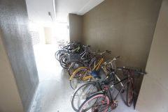 屋根付き駐輪場なので、雨の日も自転車を安心して保管できます。通勤・通学に自転車を使う方に便利です＾＾