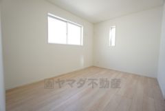 6帖。2面採光を確保した明るい室内は、風通しも良く、大変居心地の良い空間となっております。日当たりがよく、子供部屋としての利用もおすすめ。