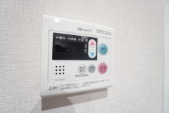 キッチン横からお湯張り、追い炊き、足し湯がボタン一つで楽々操作できる給湯機リモコンです。忙しい夕飯準備の時間帯に重宝しますね。