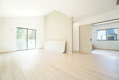 家族が集まる開放的なリビング。思い思いの時間を過ごしたり食事をしたり、素敵な団らんの場になりますね。