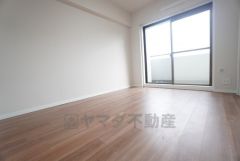 主寝室としてお使いいただけそうなこちらのお部屋は、日当たりが良く、爽やかな風を感じて起きる朝は、快適生活の始まりに＾＾