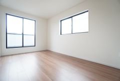 主寝室としても利用できる8.7帖の洋室は南側にバルコニーがあり、日当たり良好です。温かい光の差し込むゆとりのある居室をぜひ現地にてご確認くださいませ。