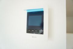 防犯はもちろん、セールスマン対策にもなるモニター付きインターホンです。お子さん1人での留守番時にも活躍しそうです。