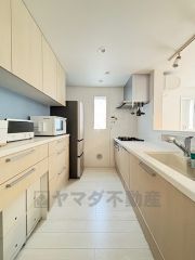 対面式キッチンなのでリビングにいるご家族とコミュニケーションを取りながら洗い物や、お料理が楽しめそうですね＾＾