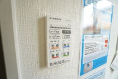 雨の日の洗濯も安心できる浴室暖房乾燥機付き浴室。リモコンで操作もボタン1つで簡単。