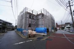 前面道路。西側約6.1ｍ公道。前面道路が広く駐車もラクラクです＾＾