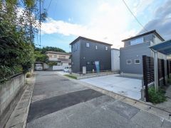 前面道路は南東側約4.9ｍの公道に面しています。