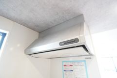 コンロ上には換気扇完備＾＾ 調理時の蒸気や匂いが換気扇に誘導され、効率的に排煙ができます＾＾
