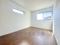 6.5帖洋室。2面採光を確保した明るい室内は、風通しも良く、大変居心地の良い空間となっております。日当たりがよく、子供部屋としての利用もおすすめ。