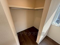 洋室にはハンガーパイプ付きのウォークインクローゼットが設けられています。たっぷり収納できるので衣替えの心配もいりませんね＾＾