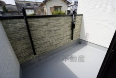 陽当たりの良いバルコニーです。お洗濯やお布団干しはもちろん、日光浴スペースにも。足元は防水工事施工済です。