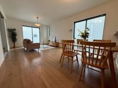 大きな掃き出し窓のあるリビングは、陽光あふれる明るい空間です。ゆったりと寛げる憩いの場となりそうです。