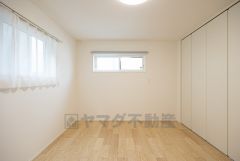 主寝室としてお使いいただけそうなこちらのお部屋は、日当たりが良く、爽やかな風を感じて起きる朝は、快適生活の始まりに。