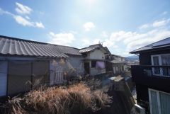 目の前に日差しを遮る建物がないので、日当たり＆風通し良好です＾＾心地よい自然の光や風を感じることができ、ほどよく開放感のある空間がつくれます。