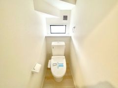1階2階の2ヶ所にトイレがありますので、忙しい朝にも家族に気を使わず、ゆとりが生まれますね＾＾ 小窓付きで換気する時に便利です＾＾ 