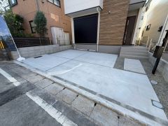 2台並列駐車できるので、急な来客時やお子様が成人して車を所有するようになっても安心です。