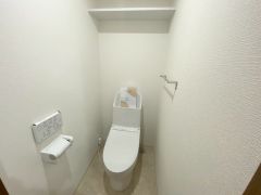 清潔感のある使い勝手の良いトイレで、毎日気持ちよくお使いいただけます。温水洗浄便座付きで、季節を問わず快適にご利用いただけます＾＾