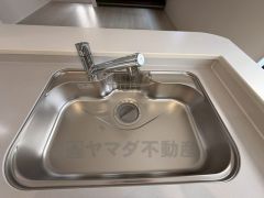 大きなお鍋も楽々洗える幅の広いシンクです＾＾ステンレスシンクなので簡単にお掃除できますよ。洗剤やスポンジもすっきりできる収納付き。