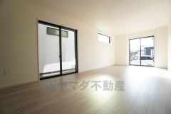 大きな掃き出し窓のあるリビングは、陽光あふれる明るい空間です。ゆったりと寛げる憩いの場となりそうです。