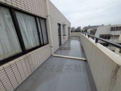 約40m2の広々バルコニー＾＾北西から南側まで、お部屋をぐるっと3面にわたって設けられています＾＾心地よい自然の光や風を感じることができ、開放的です＾＾ 