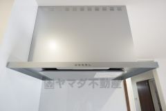 コンロ上には換気扇完備＾＾コンロ上には換気扇完備＾＾コンロ上には換気扇完備＾＾調理時の蒸気や匂いが換気扇に誘導され、効率的に排煙ができます＾＾