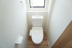1階2階の2ヶ所にトイレがありますので、忙しい朝にも家族に気を使わず、ゆとりが生まれますね＾＾ 小窓付きで換気する時に便利です＾＾