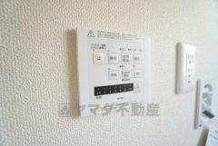 雨の日の洗濯も安心できる浴室暖房乾燥機付き浴室。リモコンで操作もボタン1つで簡単。