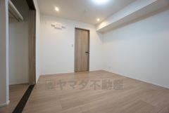 シンプルデザインで落ち着きと安らぎの空間に仕上げています。各部屋に収納が完備されているので、お荷物が増えても安心の設計です。