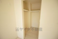 洋室にはハンガーパイプ付きのウォークインクローゼットが設けられています。たっぷり収納できるので衣替えの心配もいりませんね＾＾