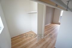 寝室のウォークインクローゼット。たっぷり収納できるので衣替えの心配もいりませんね＾＾