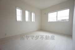 6帖。2面採光を確保した明るい室内は、風通しも良く、大変居心地の良い空間となっております。日当たりがよく、子供部屋としての利用もおすすめ。