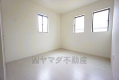 2面採光で明るい約5.5帖の洋室。