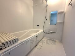 1日の疲れを癒すくつろぎのバスルーム。足を伸ばしてもゆったりと入れるサイズです。お子様と一緒にお風呂に入っても狭くないですね＾＾