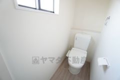 1階2階の2ヶ所にトイレがありますので、忙しい朝にも家族に気を使わず、ゆとりが生まれますね＾＾ 小窓付きで換気する時に便利です＾＾