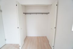 洋室にはラック付きのクローゼットが設けられています。たっぷり収納できるので衣替えの心配もいりませんね＾＾