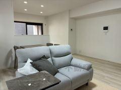 窓から光が差し込む明るいダイニングです＾＾