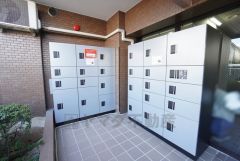 宅配ボックス付き。お仕事中や外出中などの不在時にも荷物が受け取れるのはとっても便利ですね＾＾セキュリティ面でも安心です＾＾