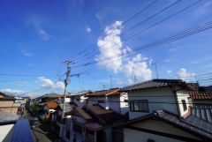 目の前に日差しを遮る建物がないので、日当たり＆風通し良好です＾＾心地よい自然の光や風を感じることができ、ほどよく開放感のある空間がつくれます。