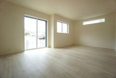 大きな掃き出し窓のあるリビングは、陽光あふれる明るい空間です。ゆったりと寛げる憩いの場となりそうです。