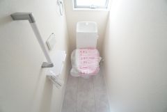 1階2階の2ヶ所にトイレがありますので、忙しい朝にも家族に気を使わず、ゆとりが生まれますね＾＾ 小窓付きで換気する時に便利です＾＾