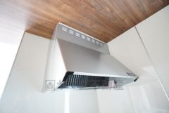 コンロ上には換気扇完備＾＾すぐ横に小窓が設けられているので、換気扇と合わせてWで換気できます＾＾