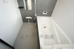 1日の疲れを癒すくつろぎのバスルーム。足を伸ばしてもゆったりと入れるサイズです。お子様と一緒にお風呂に入っても狭くないですね＾＾