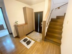 ご家族の靴をスッキリと片付けられるシューズボックス付きの玄関です＾＾スッキリと片付いた玄関は気持ちがいいです。