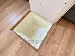 キッチンに床下収納があります。長期保存ができるもの、調理器具、防災グッズを入れておくのもいいですね。