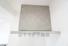 コンロ上には換気扇完備＾＾調理時の蒸気や匂いが換気扇に誘導され、効率的に排煙ができます＾＾