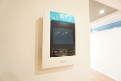 防犯性、セキュリティ対策に安心できるテレビモニター付きインターフォンです。セールスマン対策にもなり安心できます。