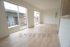 大きな窓のあるリビングは、陽光あふれる明るい空間です。居心地良く、ご家族皆がゆったり寛げる憩いの空間となりそうです。