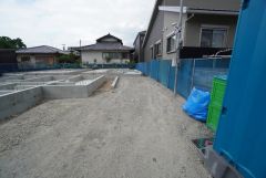 駐車スペースはゆとりある2台分を確保。マイカー用に、お客さま用に、余裕を持ってご利用いただけます。