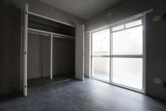 暖かい日差しが差し込む洋室。たっぷり収納できるクローゼット付きでお部屋の中をすっきりと快適に保てます。